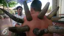 Seorang pasien menjalani pengobatan bekam tanduk di Masjid Malioboro, Yogyakarta, Minggu (17/4). Bekam dengan menggunakan tanduk binatang ini sangat digemari pasien. (Liputan6.com/Boy Harjanto)