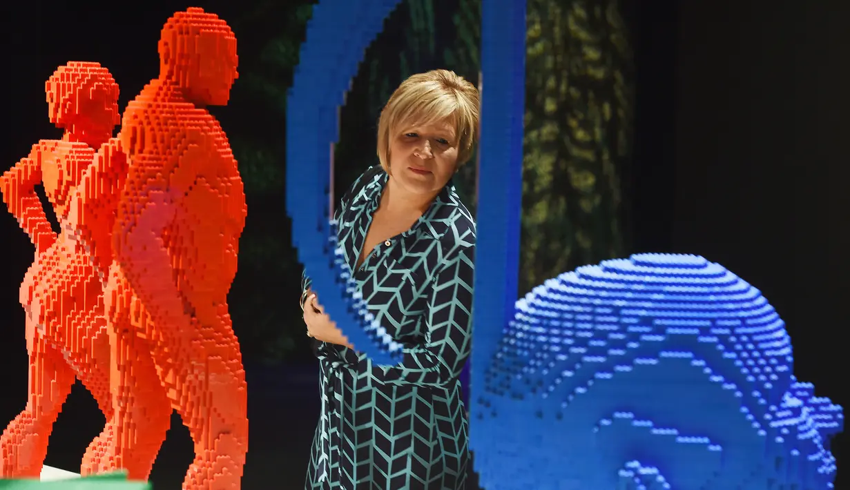 Maria Amezcua melihat patung lego ‘Sing’ saat pratinjau pameran The Art of the Brick di California Science Center, Los Angeles, California, Amerika Serikat, Rabu (26/2/2020). Pameran ini menampilkan lebih dari 100 karya seni yang terbuat dari lebih satu juta keping lego. (AP Photo/Chris Pizzello)