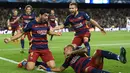 Para pemain Barcelona merayakan gol kemenangan ke gawang Leverkusen pada laga Liga Champions di Stadion Camp Nou, Spanyol, Rabu (30/9/2015). Barcelona berhasil menang 2-1. (AFP Photo/Lluis Gene)