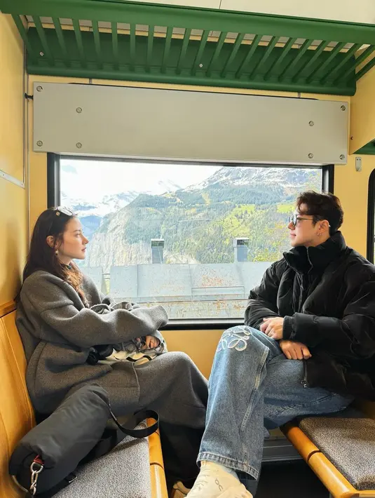 Naphat Siangsomboon dan Baifern Pimchanok liburan di Swiss. [Foto: Instagram/naphat_nine]