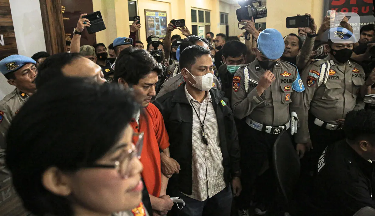 Artis Rizky Billar dihadirkan saat rilis kasus kekerasan dalam rumah tangga (KDRT) terhadap istrinya Lesti Kejora di Mapolres Jakarta, Kamis (13/10/2022). (Liputan6.com/Faizal Fanani)