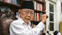 Salahuddin Wahid atau Gus Solah memberi keterangan pers ketika tim Jelajah Kebangsaan berkunjung ke Pesantren Tebuireng dan ziarah makam Gus Dur di Jombang, Jawa Timur, Rabu (20/2). (Liputan6.com/Johan Tallo)