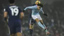 Aksi pemain Manchester City, Leroy Sane melakukan duel dengan pemain Tottenham pada lanjutan Premier League di Etihad Stadium, Manchester, (16/12/2017). Manchester City menang 4-1. (AP/Rui Vieira)