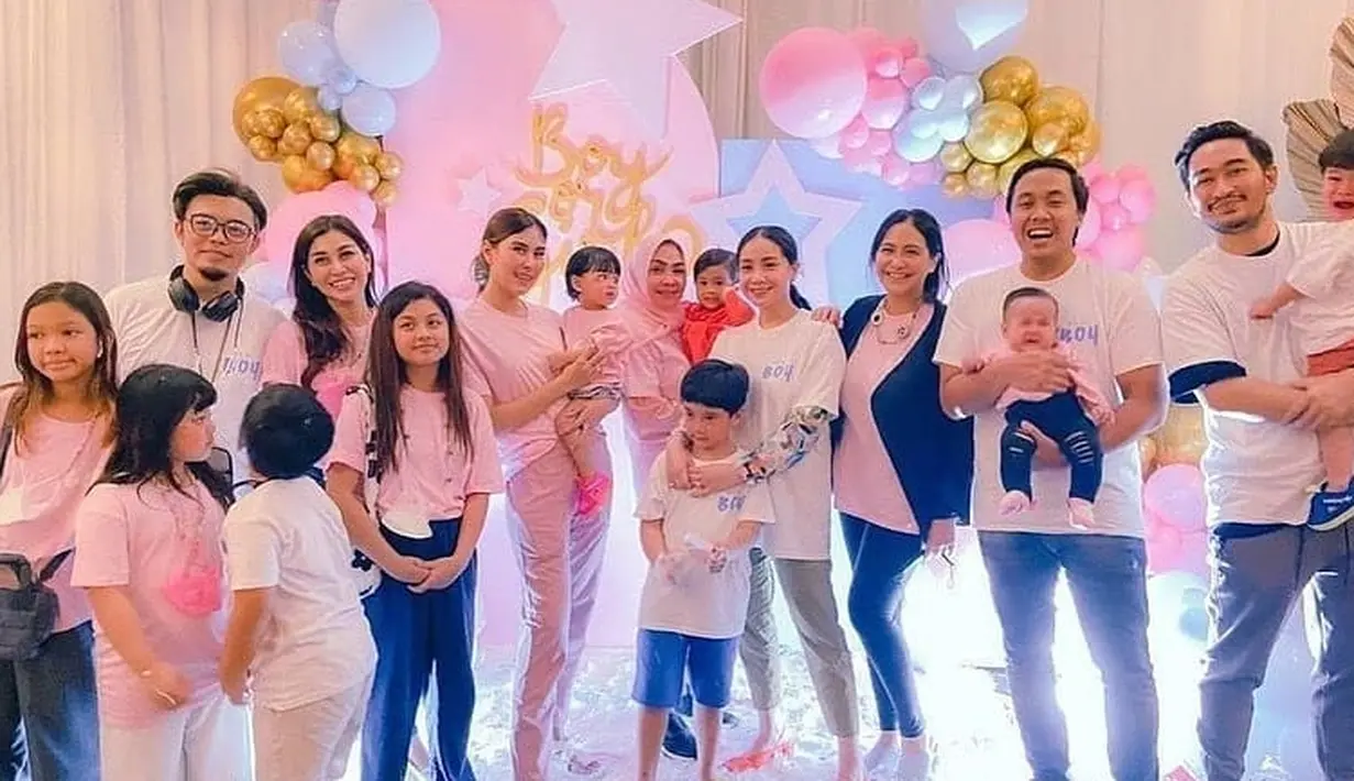 Setelah mengetahui kabar bahagia tersebut, Nagita pun langsung menelfon sang suami. Harapan Rafathar pun tercapai, yakni ingin memiliki adik laki-laki. (Instagram/raffinagita1717)