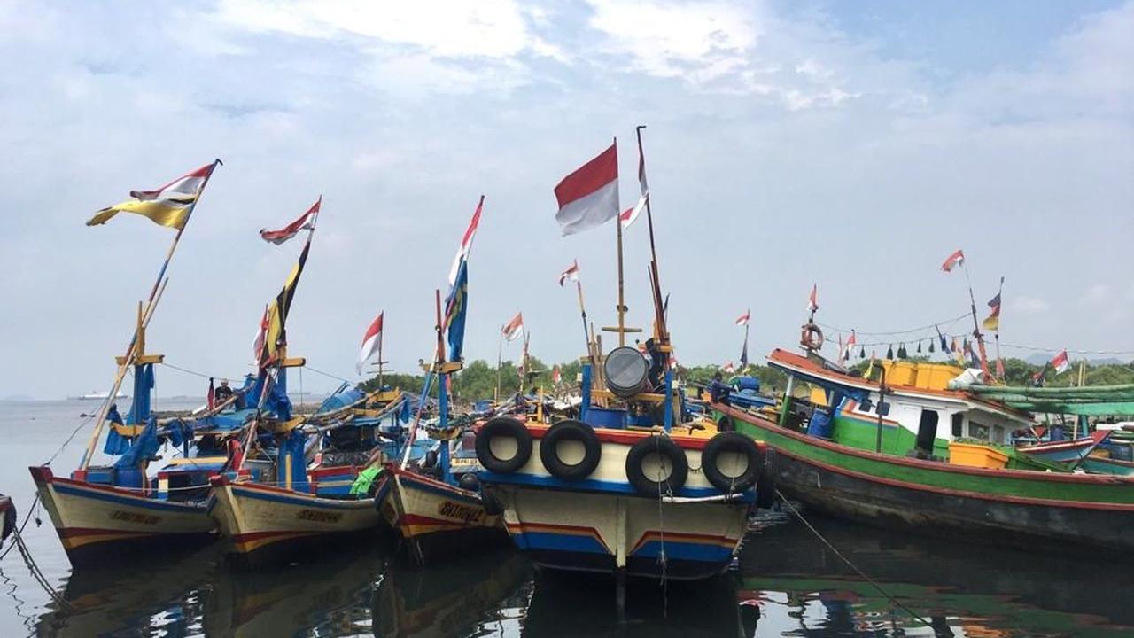 Kemenhub memberikan bantuan pas kecil kapal tradisional dan alat keselamatan kapal ke nelayan dan awak kapal tradisional di Provinsi Lampung. (Dok Kemenhub)