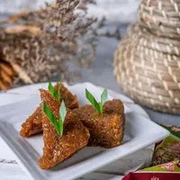 Ilustras kue wajik gula merah./Copyright shutterstock.com/g/Linda+Subandi