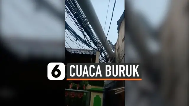 VIDEO: Angin Kencang, Tower Seluler Depok Roboh Timpa 6 Rumah