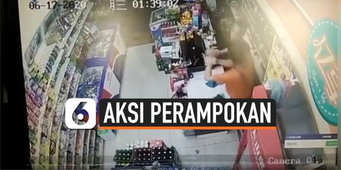 VIDEO: Penjaga Toko Gagalkan Aksi Perampokan Dengan Botol Bir