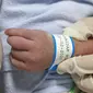 Tanda pengenal terpasang pada tangan bayi baru lahir di Rumah Sakit Ibu dan Anak Tambak, Jakarta, Kamis (20/2/2020). Bayi laki-laki yang belum diberi nama dari pasangan Khaidah Nurmayanti dan Agus Suseno itu lahir pada tanggal 20 bulan 02 tahun 2020 atau 20-02-2020. (Liputan6.com/Herman Zakharia)