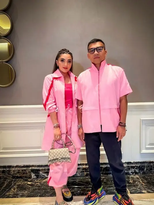 Pesona menawan Genda Ashanty berbalut pakaian olahraga serba pink berupa jaket parasut warna pink muda, tank top pink tua, dan celana panjang warna senada dengan jaketnya. [@ashanty_ash]