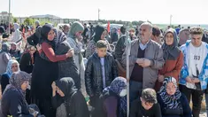Orang-orang meratapi para korban yang dilanda gempa pada hari pertama Idul Fitri di pemakaman, di Adiyaman, Turki pada 21 April 2023. (AFP/BULENT KILIC)