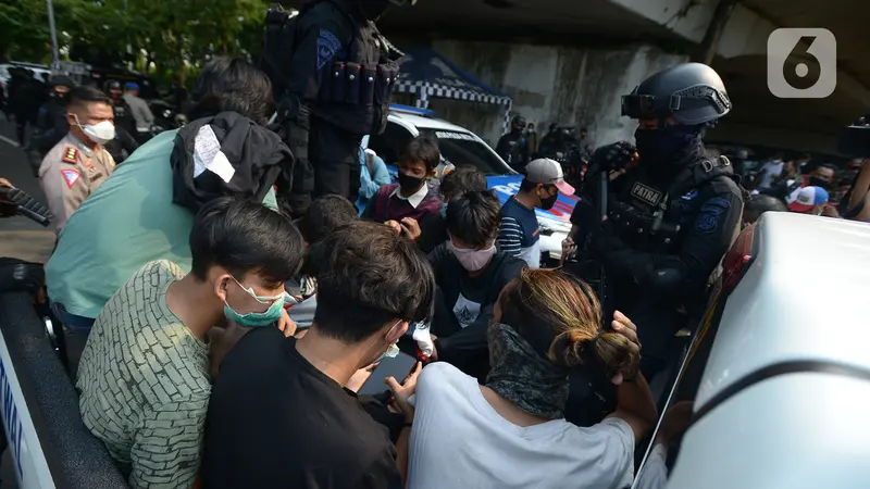 FOTO: Polisi Amankan Puluhan Pelajar di Sekitar Gedung DPR