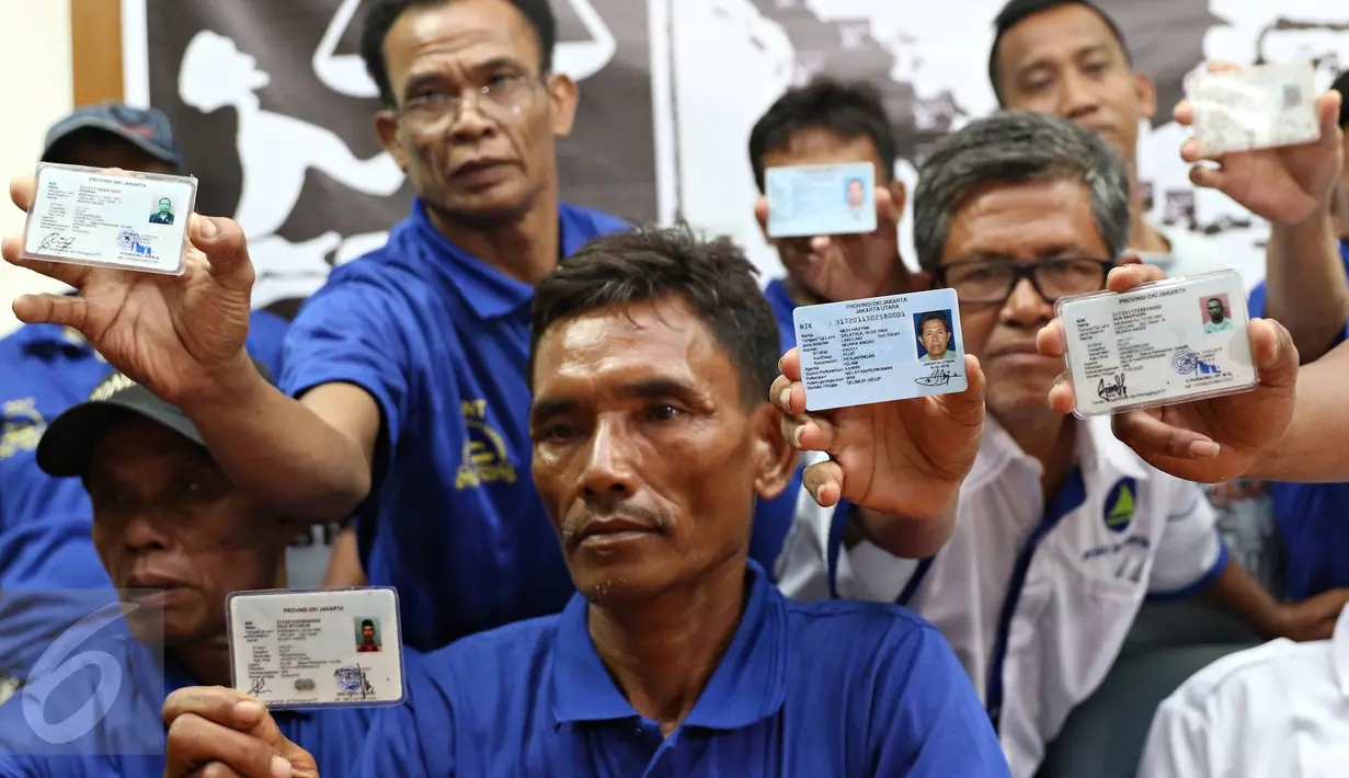 Sejumlah nelayan menunjukkan KTP saat menyambangi Lembaga Bantuan Hukum (LBH) Jakarta, Selasa (19/4). Mereka menunjukkan bukti setelah diragukan Gubernur DKI Basuki Tjahaja Purnama "Ahok" ikut dalam penyegelan Pulau G (Liputan6.com/Immanuel Antonius)