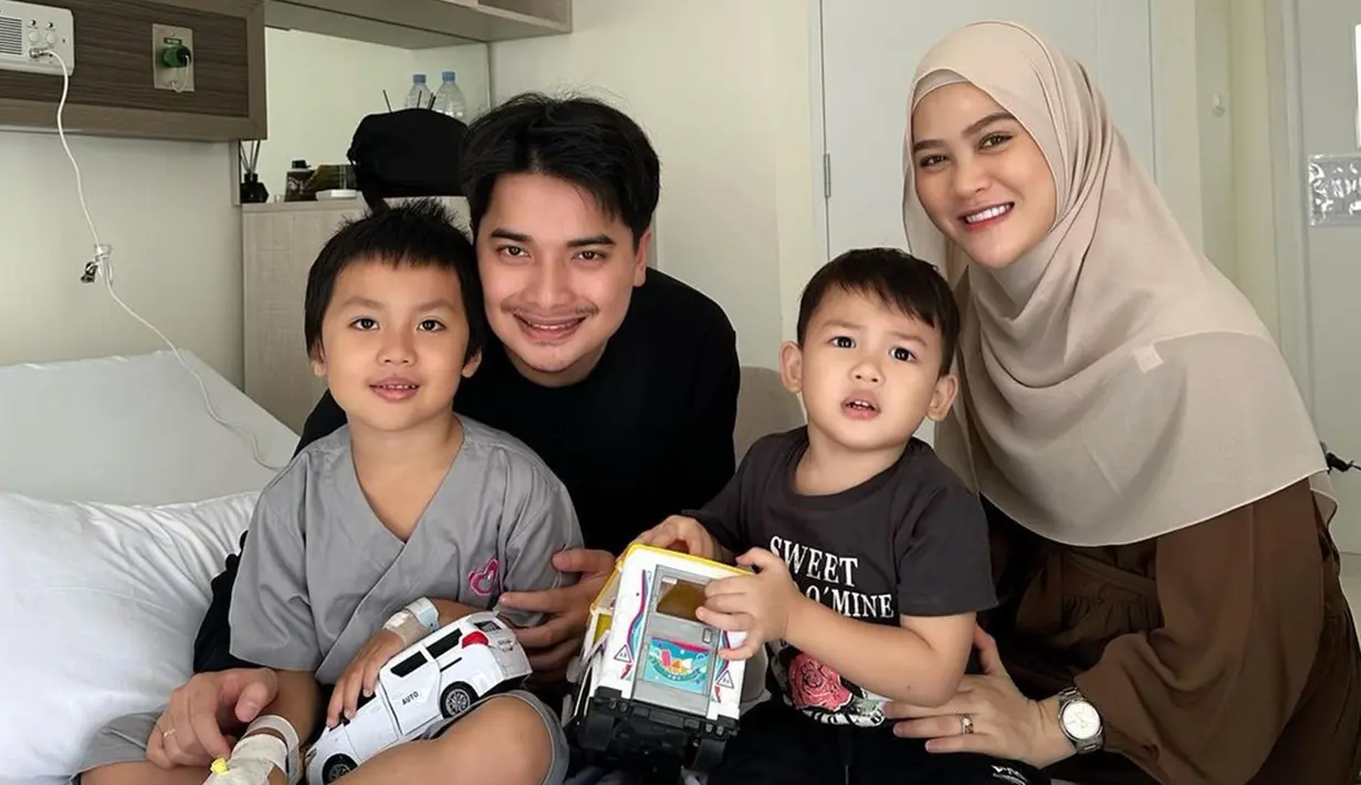 Tak hanya Alvin Faiz yang kerap menujukkan kedekatannya di media sosial bareng Zayn, Henny Rahman pun beberapa kali bagikan potret kebersamaannya bareng Yusuf yang kini statusnya merupakan anak sambungnya. Penuh kehangataan, ini adalah potret Alvin Faiz dan Henny Rahman saat menjenguk Yusuf bareng Zayn belum lama ini yang banjir pujian dari warganet. (Liputan6.com/IG/@alvin_411)