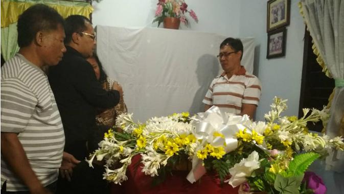 Jenazah petugas ATC Air Nav di Makassar tiba di rumah duka disambut tangis keluarga. (Liputan6.com/Fauzan)