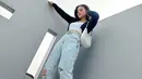 Marsha Aruan bergaya chic dengan cropped top putih yang ditumpuknya dengan cropped outer bulu bernuansa gelap, dan celana jeans panjang biru muda. [Foto: Instagram/aruanmarsha]