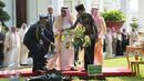 Raja Arab Saudi Salman bin Abdulaziz Al Saud didampingi oleh Presiden Joko Widodo saat menanam Pohon Ulin di halaman tengah Istana Merdeka, Jakarta, Kamis (2/3). (Liputan6.com/Angga Yuniar)