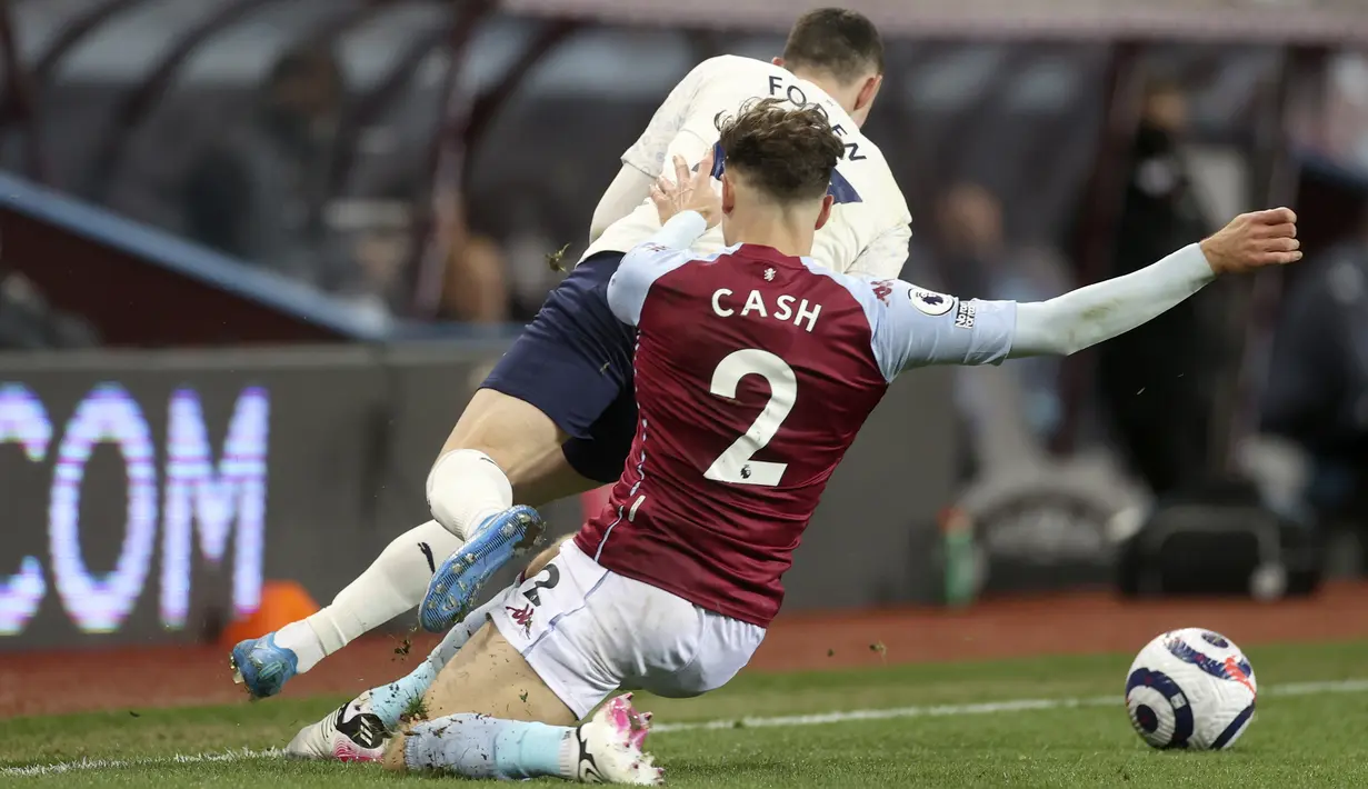 Pemain Aston Villa Matty Cash melanggar pemain Manchester City Phil Foden dari belakang pada pertandingan Liga Inggris di Villa Park Stadium, Birmingham, Inggris, Rabu (21/4/2021). Manchester City menang 2-1. (Carl Recine/Pool via AP)