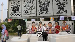 Warga menikmati Taman Pandang Istana yang baru diresmikan di depan Istana Negara, Jakarta, Sabtu (30/7). Taman ini dipenuhi dengan instalasi seni lukis yang indah. (Liputan6.com/Immanuel Antonius)