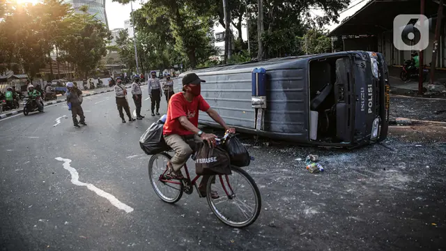 FOTO: Mobil Polisi Dirusak Massa di Kawasan Pejompongan