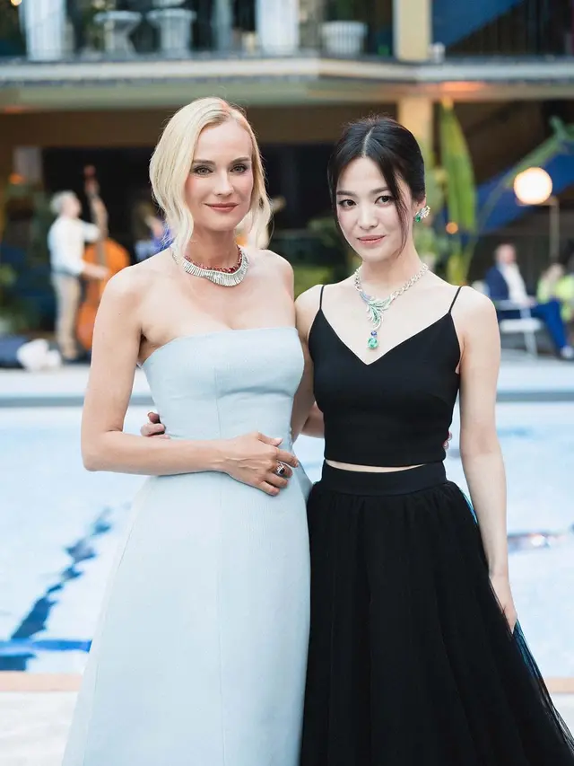 Detail Kalung dan Anting Mahal Song Hye Kyo yang Pancarkan Pesona Princess di Paris