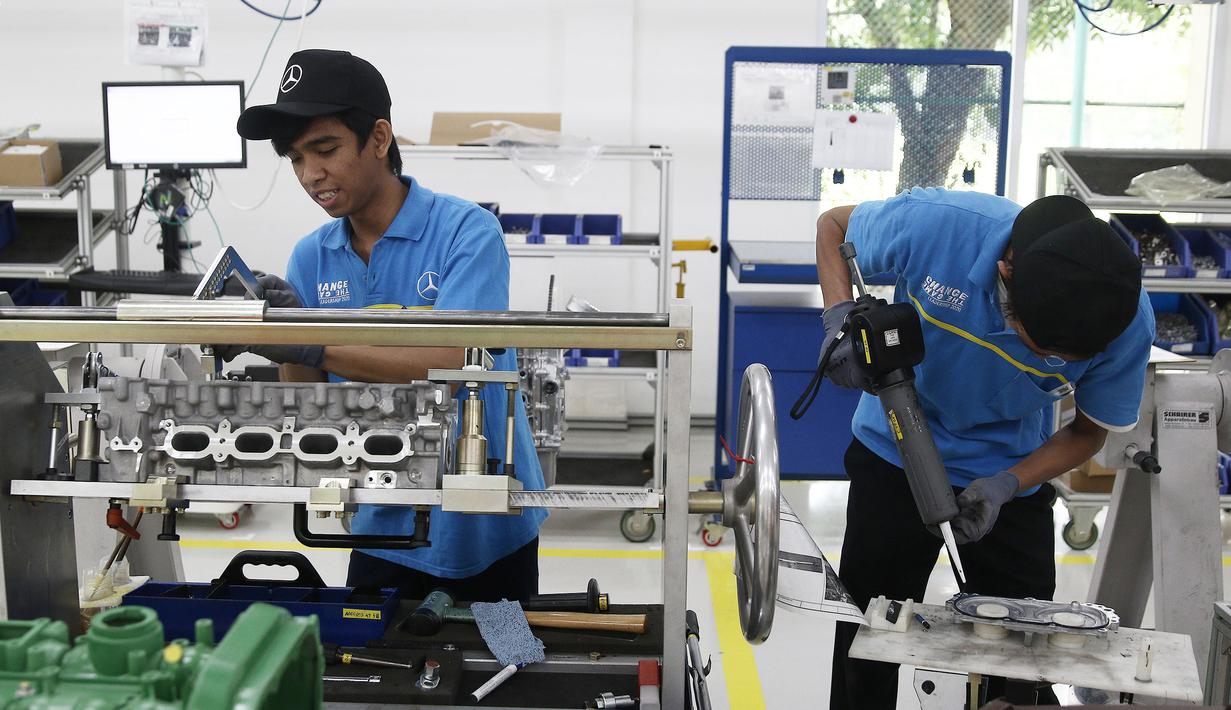 Pekerja menyelesaikan perakitan mesin Mercedes Benz di Pabrik Mercedes Benz, Wanaherang, Bogor (11/12). Mercededes-Benz C-Class generasi terbaru kini resmi masuk jalur produksi pabrik Mercedes-Benz di Wanaherang, Bogor. (Liputan6.com/Herman Zakharia)