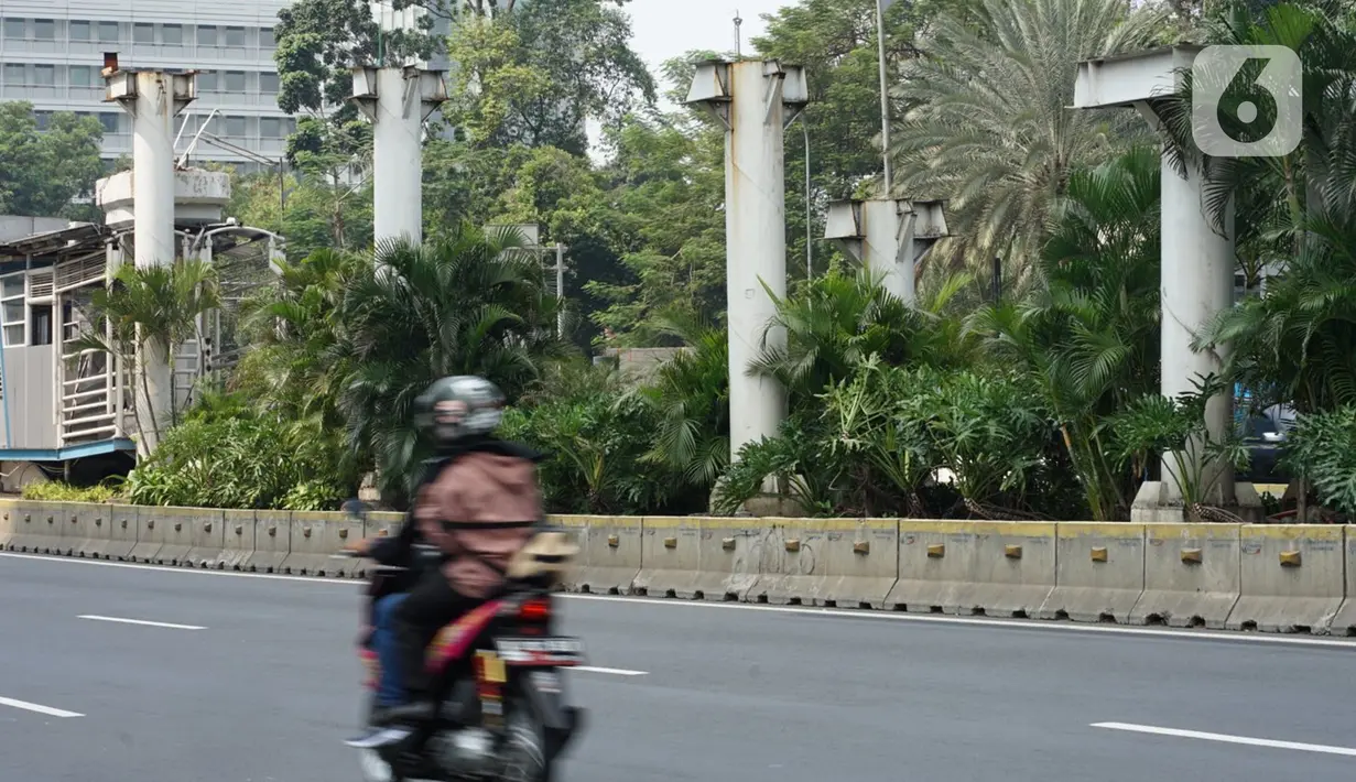 Tiang pancang bekas JPO Tosari menjulang di Jalan Jenderal Sudirman, Jakarta, Selasa (29/9/2020). JPO yang telah dibongkar dan berganti pelican crossing kondisinya dibiarkan terbengkalai, meskipun keberadaannya tidak berfungsi lagi serta mengganggu estetika kota. (Liputan6.com/Immanuel Antonius)