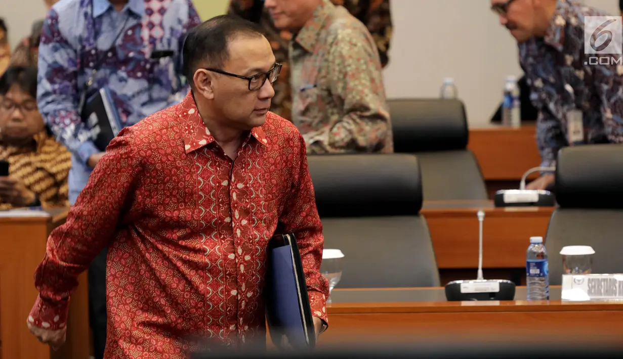 Gubernur Bank Indonesia Agus Martowardojo bersiap mengikuti Rapat Kerja dengan Banggar DPR, Jakarta, Selasa (25/7). Rapat membahas salah satunya Laporan Realisasi Semester I dan Prognosis Semester II Pelaksanaan APBN TA. 2017. (Liputan6.com/Johan Tallo)