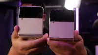 Perbandingan Galaxy Z Flip 3 (kiri) dan Galaxy Z Flip 4 (kanan). (Liputan6.com/ Iskandar)