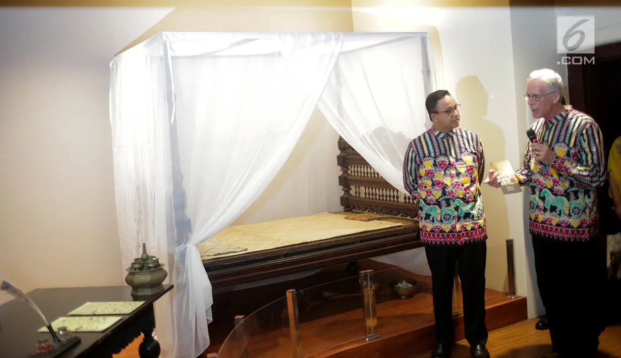 Gubernur DKI Jakarta Anies Baswedan saat mendengarkan penjelasan Sejarawan Peter Carey pada peresmian Kamar Diponegoro, di Museum Sejarah, Jakarta, Senin (1/4). Kamar Diponegoro merupakan salah satu ruangan yang digunakan selama 26 hari penahanan di Balai Kota Batavia. (Liputan6.com/Faizal Fanani)