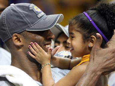 Pebasket LA Lakers, Kobe Bryant, memeluk putrinya Gianna usai mengalahkan Orlando Magic pada laga NBA di Amway Arena, Orlando, Kamis (14/6/2009). (AP/Stephen M Dowell)