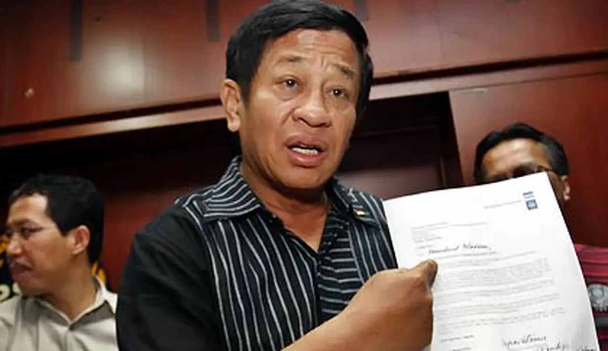 Ketua Komite Normalisasi PSSI Agum Gumelar menunjukkan surat yang dibuatnya untuk FIFA usai memberikan keterangan kepada wartawan di Kantor PSSI, Jakarta, 28 Mei 2011. (Antara)