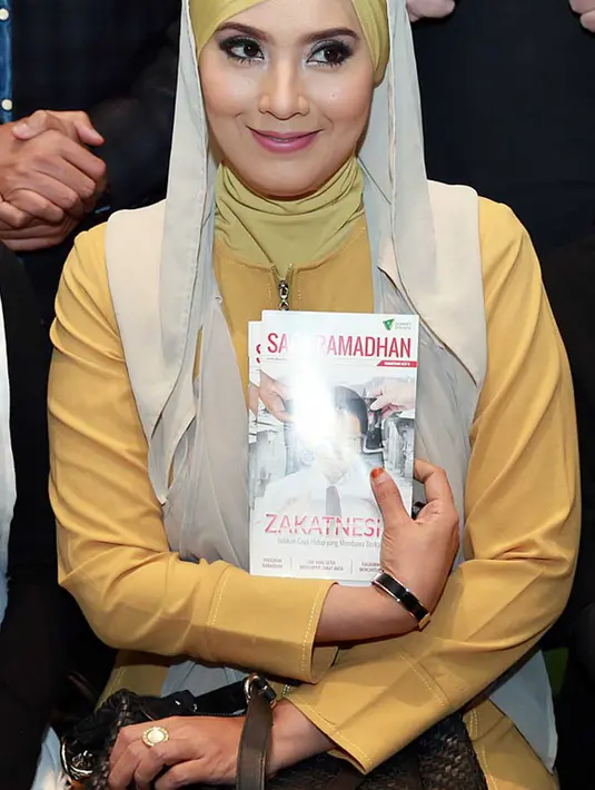 Hal yang sama disampaikan oleh Kakak Elma Theana, Rency Milano. Saat itu Rency melihat adiknnya seperti terkena hipnotis. Bahkan selalu membela gurunya. Bahkan ia jauh dari keluarga besarnya. (Deki Prayoga/Bintang.com)