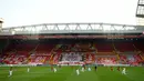 Para pemain Liverpool dan Crystal Palace berlutut sebelum pertandingan lanjutan Liga Inggris di di Stadion Anfield di Liverpool, Inggris (24/6/2020). Liverpool menang telak 4-0 atas Crystal Palace. (Shaun Botterill / Pool via AP)