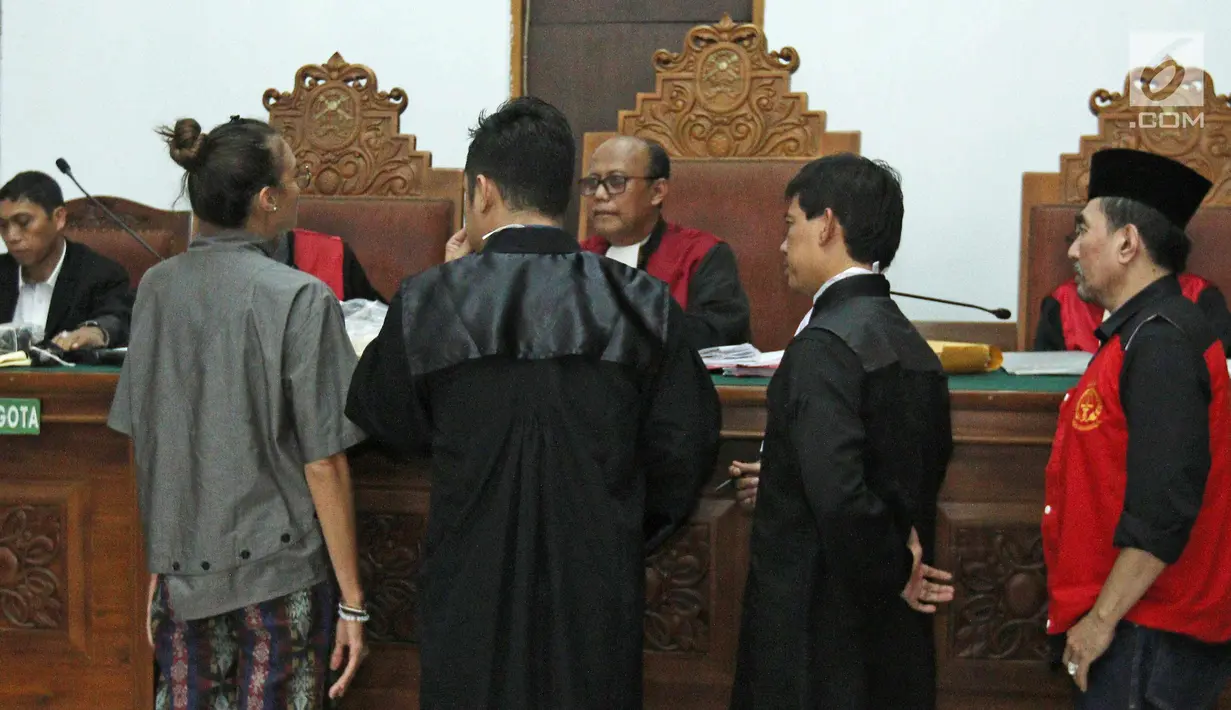 Aktris Nadine Chandrawinata dan Gatot Brajamusti atau Aa Gatot berbincang dengan hakim ketua saat sidang lanjutan di Pengadilan Negeri Jakarta Selatan, Selasa (5/12). (Liputan6.com/Herman Zakharia)