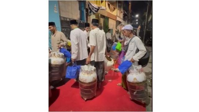 6 Potret Suvenir Berukuran Besar dari Kondangan, Kasur hingga Sangkar Burung