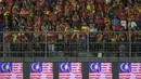 Suporter Selangor FA memberikan dukungan saat melawan Kuala Lumpur FA pada laga Liga Super Malaysia di Stadion Kuala Lumpur, Cheras, Minggu (4/2/2018). Kuala Lumpur FA kalah 0-2 dari Selangor FA. (Bola.com/Vitalis Yogi Trisna)