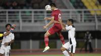 Pemain Timnas Indonesia U-20, Hokky Caraka menyundul bola ke gawang Timor Leste yang berbuah gol kedua dalam laga pertama Grup F Kualifikasi Piala Asia U-20 2023 di Stadion Gelora Bung Tomo, Surabaya (14/9/2022). (Bola.com/Ikhwan Yanuar)