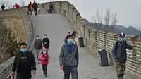 Sejumlah wisatawan mengunjungi Tembok Besar bagian Badaling di Beijing, ibu kota China, pada 24 Maret 2020. Bagian dari Tembok Besar yang terkenal di Beijing itu telah dibuka kembali sebagian pada Selasa (24/3), setelah ditutup selama hampir dua bulan akibat corona COVID-19. (Xinhua/Chen Zhonghao)