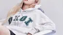 Potret gaya sporty Rose BLACKPINK pakai hoodie abu-abu dan legging hitam pendek, kaus kaki dan sneakers putih. [Foto: Instagram/roses_are_rosie]