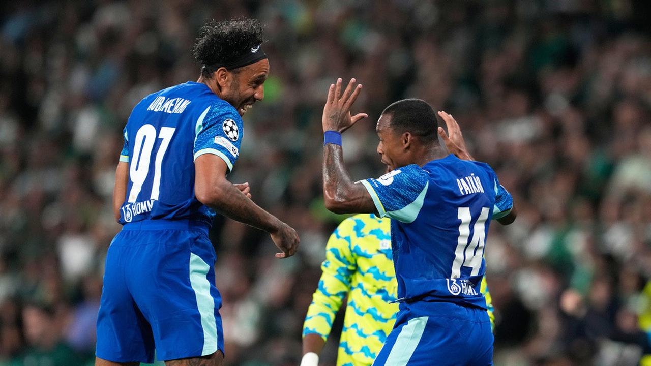 Pemain Marseille, Igor Paixao, merayakan bersama Pierre-Emerick Aubameyang