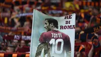 Nomor punggung Totti bakal dipensiunkan AS Roma. (AFP / FILIPPO MONTEFORTE)
