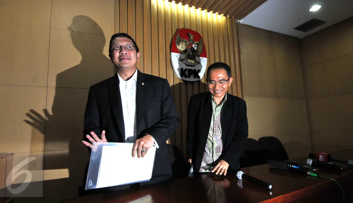 Lukman Hakim (kiri) dan Adnan Pandu Praja usai menggelar konferensi pers, Jakarta, Kamis (5/11/2015). Kemenag meminta bantuan KPK untuk membangun sistem akuntabilitas pengawasan program pendidikan keagamaan. (Liputan6.com/Helmi Afandi)