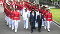 Presiden Joko Widodo atau Jokowi bersama Wakil Presiden Jusuf Kalla berjalan untuk melantik Rohidin Mersyah sebagai Gubernur Bengkulu dan Wan Thamrin Hasyim sebagai Gubernur Riau di Istana Negara, Jakarta Pusat, Senin (10/12). (Liputan6.com/Angga Yuniar)