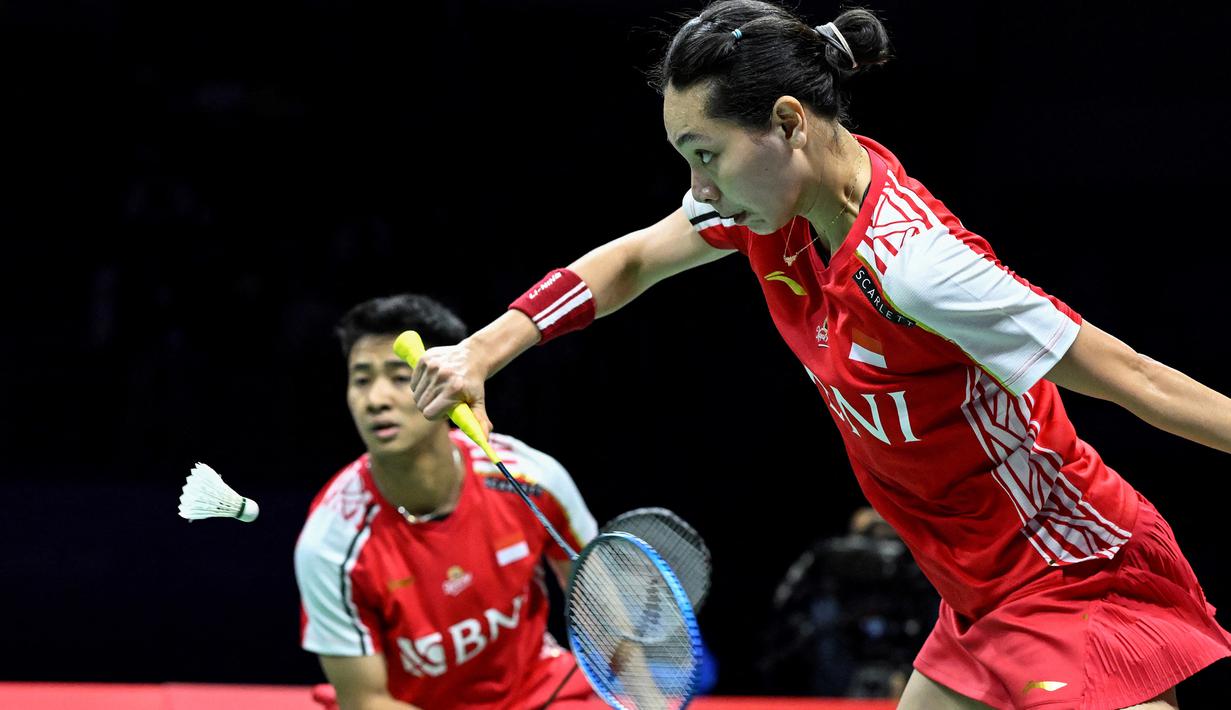 Ganda campuran Indonesia, Dejan Ferdinansyah/Gloria Emanuelle Widjaya saat menghadapi wakil Thailand, Dechapol Puavaranukroh/Sapsiree Taerattanachai pada laga Grup B Kejuaraan Bulu Tangkis beregu campuran Piala Sudirman 2023 di Suzhou Olympic Center, China, Kamis (18/5/2023). Turun di partai pertama nomor ganda campuran, pasangan Dejan Ferdinansyah/Gloria Emanuelle Widjaya mampu memberikan perlawanan ketat terhadap wakil Thailand, Dechapol Puavaranukroh/Sapsiree Taerattanachai. (AFP/Wang Zhao)