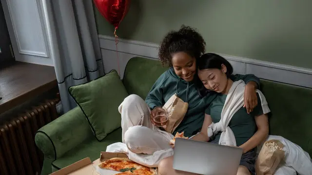 Menonton film sambil makan pizza (Pexels)
