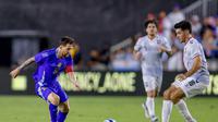 Lionel Messi (kiri) pada pertandingan Argentina kontra Puerto Rico di uji coba. (Carmen Mandato / GETTY IMAGES NORTH AMERICA / Getty Images via AFP)