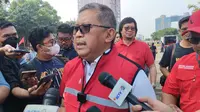 Sekretaris Jenderal (Sekjen) PDI Perjuangan (PDIP) Hasto Kristiyanto saat ditemui usai melepas pemudik di Parkiran Jiexpo, Kemayoran, Jakarta Pusat, Rabu (19/4/2023). (Liputan6.com/Winda Nelfira)