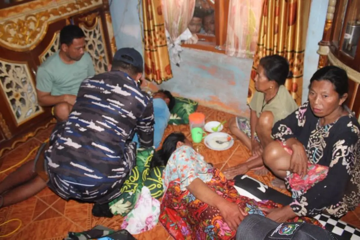 Petugas evakuasi korban tenggelamnya KM Nurul Salsa