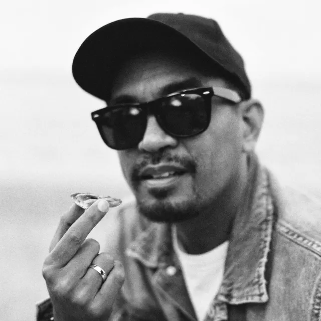 Foto kenangan Tompi terhadap Glenn Fredly yang dibagikan di Instagram tepat setahun kepergian pelantun lagu "Januari" (https://www.instagram.com/p/CNYjpfSgay-/)